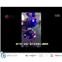 客戶來廠試玩廣場行走機器人