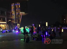 華秦游樂設(shè)備夜晚更加炫目奪人