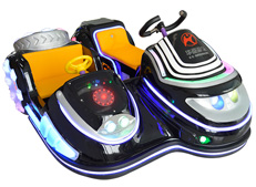 大媽開玩具碰碰車上路與汽車同飆！交警：她不是第一次了