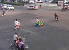 德州大爺開游樂設備碰碰車逆行闖紅燈怎么看