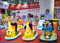 新穎的廣場(chǎng)游樂(lè)車(chē)，讓這個(gè)暑假不太熱 