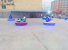 在廣場(chǎng)上，小孩子都喜歡什么樣的游樂設(shè)備