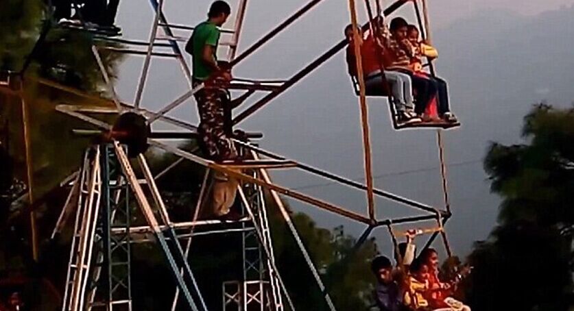 印度游樂園現(xiàn)人力摩天輪 工人用手腳驅(qū)動設(shè)備