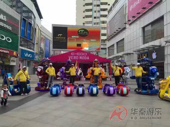 華秦廣場(chǎng)行走機(jī)器人